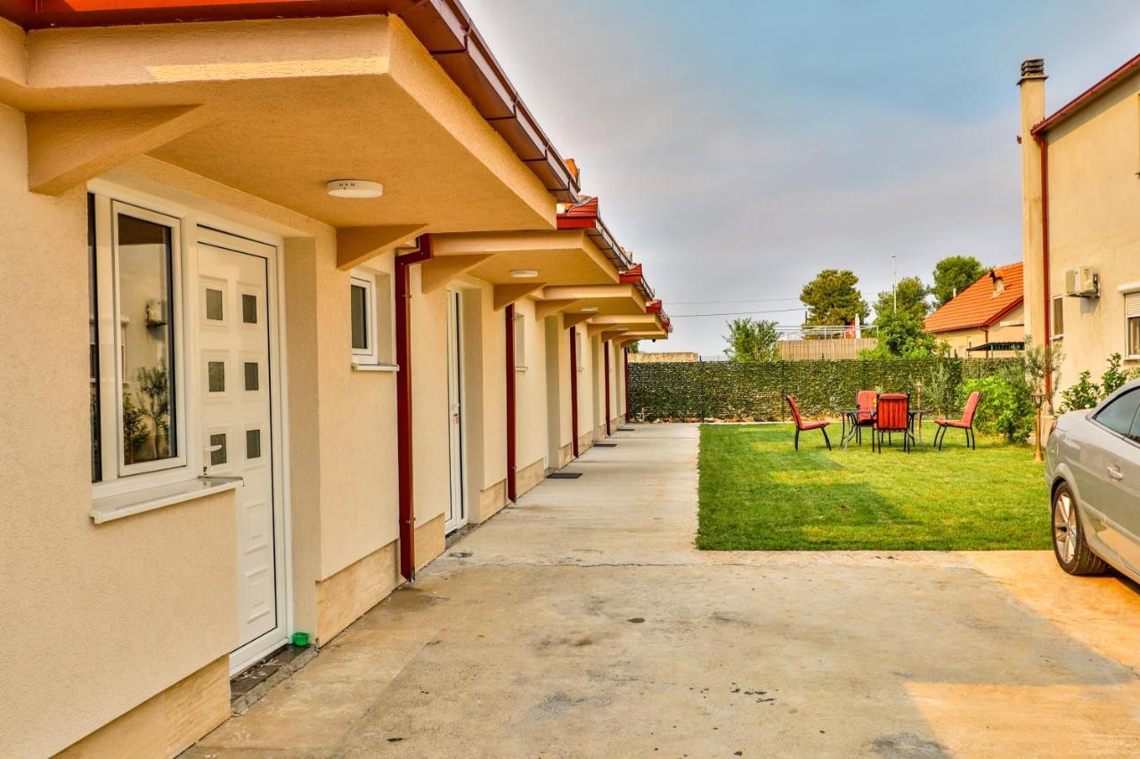 Simo Apartments Airport Podgorica Exteriör bild