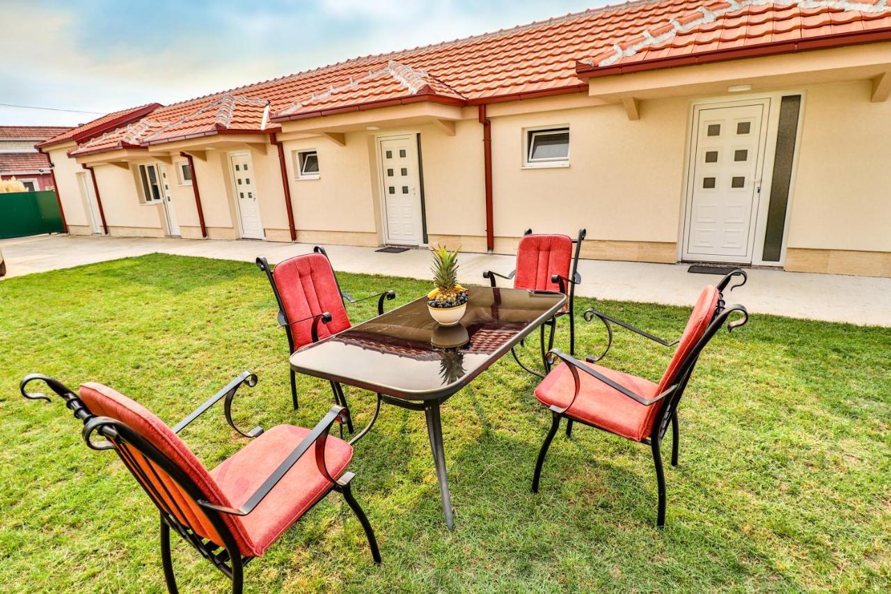 Simo Apartments Airport Podgorica Exteriör bild
