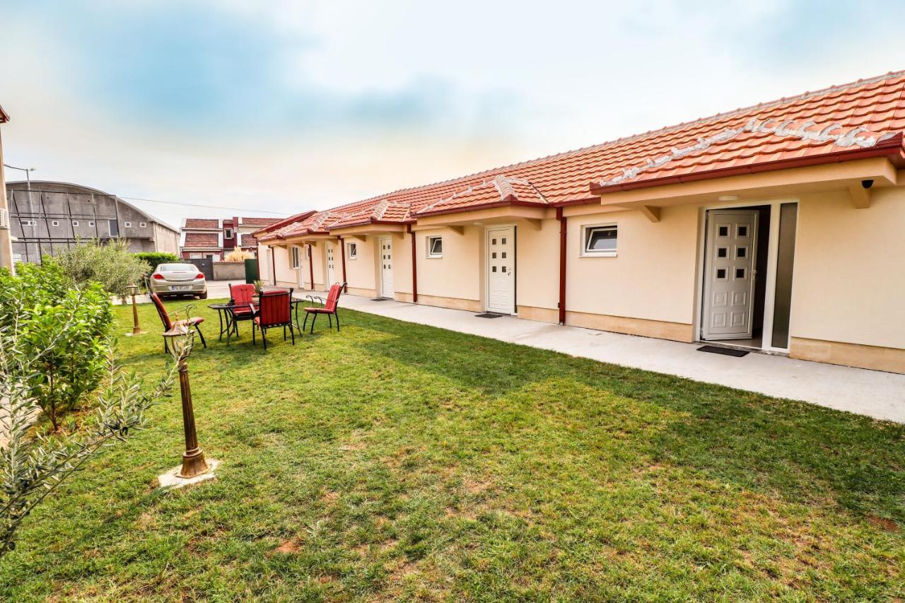 Simo Apartments Airport Podgorica Exteriör bild