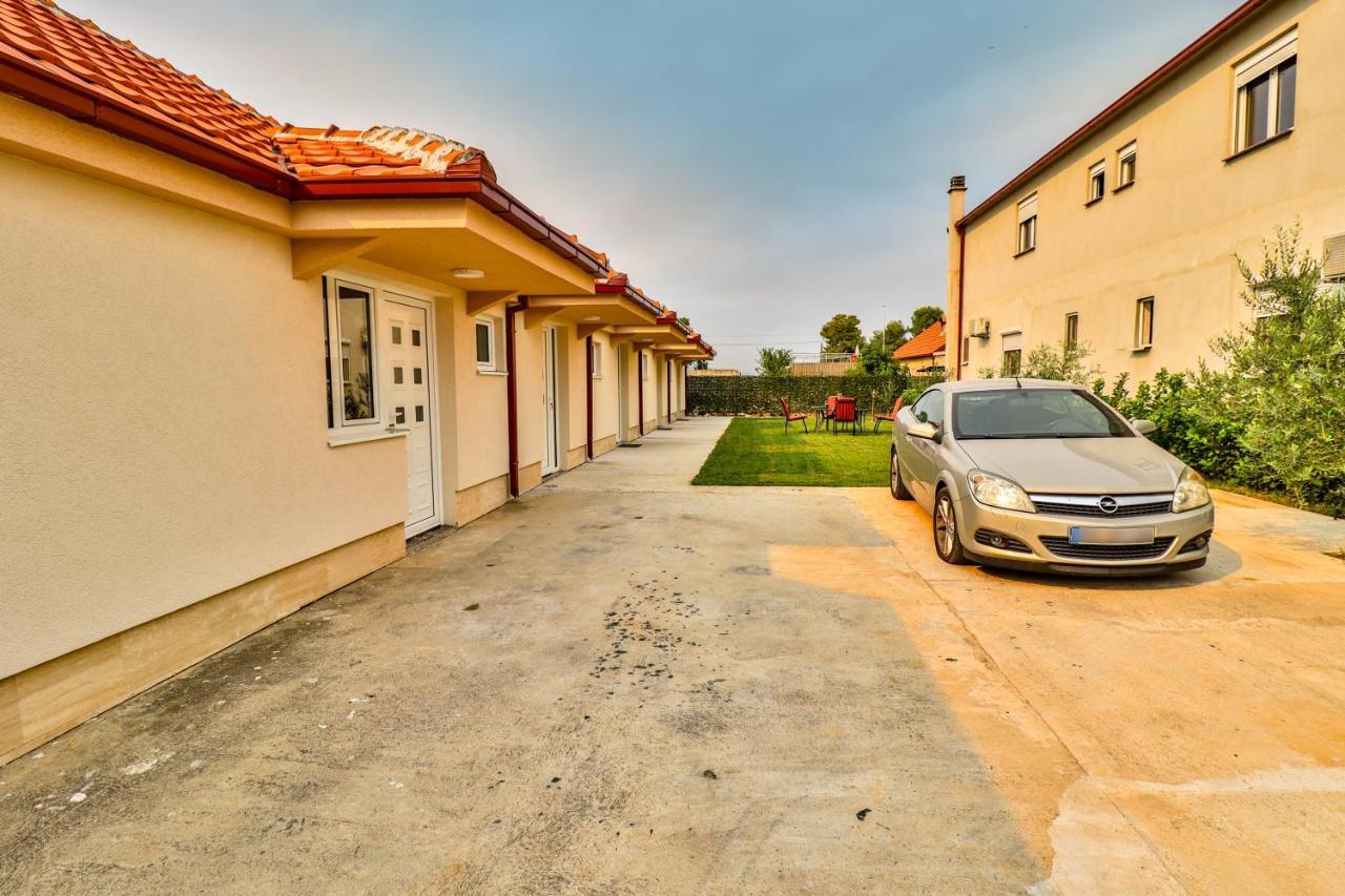 Simo Apartments Airport Podgorica Exteriör bild